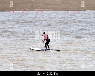 Sheerness, Kent, Großbritannien. 5. April 2022. UK Wetter: Ein Paddlebarder an einem sonnigen und warmen Nachmittag in Sheerness, Kent. Kredit: James Bell/Alamy Live Nachrichten Stockfoto