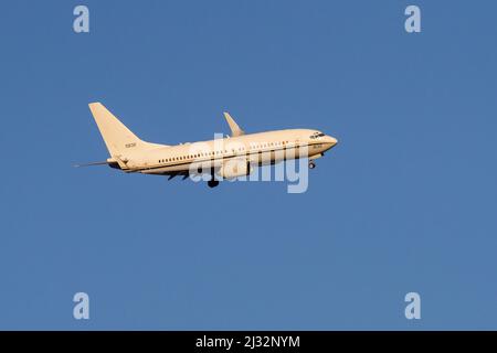 Eine Boeing C-40 Clipper Military Transport Aircraft mit der US Navy, die über Kanagawa, Japan fliegt Stockfoto