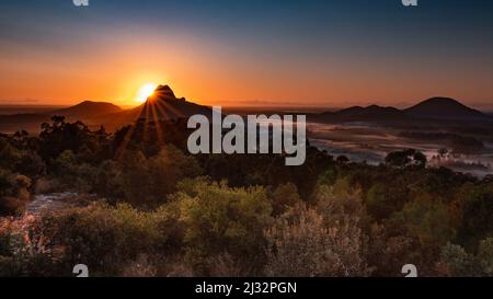 Sonnenaufgang über dem Mount Tibrogargan, Glass House Mountains, Queensland, Australien Stockfoto