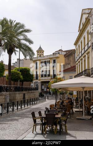 Merida, Spanien -- 28. März 2022: Cafés und Restaurants auf dem Plaza de Espana in der Innenstadt von Merida Stockfoto