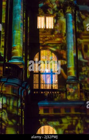 Das Festival of Lights, das jährlich im März stattfindet, zeigt Lichtinstallationen, die auf die denkmalgeschützten Gebäude projiziert werden - hier das Nationaltheater, Zagreb, Kroatien Stockfoto