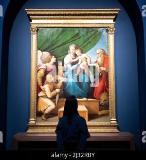 (Embargo bis 00,01 Uhr am Mittwoch, 6. April 2022) National Gallery, London, Großbritannien. 5. April 2022. Raphael (1483-1520) ist seit Jahrhunderten als höchster Maler der Hochrenaissance anerkannt und visualisiert zentrale Aspekte und ideale der westlichen Kultur. Die Ausstellung markiert den 500.. Todestag Raphaels im Jahr 2020, der aufgrund von Covid-Beschränkungen verzögert wurde und vom 9. April bis 31. Juli 2022 eröffnet wird. Bild: Raphael, die Heilige Familie mit Raphael, Tobias dem Engel und dem Heiligen Hieronymus („die Madonna des Fisches“), um 1513-15. Öl auf Holz, auf Leinwand übertragen. Museo Nacional del Prado, Madrid. Kredit: Malc Stockfoto