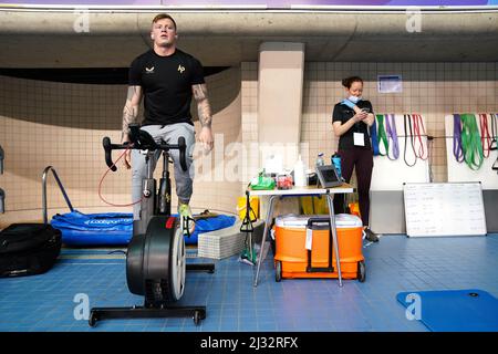 Adam Peaty von Loughborough NC in Aktion während der Men's Open 100m Breaststroke Heats am ersten Tag der British Swimming Championships 2022 im Ponds Forge International Swimming Center, Sheffield. Bilddatum: Dienstag, 5. April 2022. Stockfoto