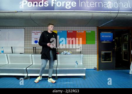 Adam Peaty von Loughborough NC in Aktion während der Men's Open 100m Breaststroke Heats am ersten Tag der British Swimming Championships 2022 im Ponds Forge International Swimming Center, Sheffield. Bilddatum: Dienstag, 5. April 2022. Stockfoto