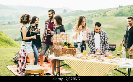 Glückliche junge Freunde, die Spaß machen Grillparty im Weinberg im Freien - Fokus auf das richtige Mädchen Gesicht Stockfoto