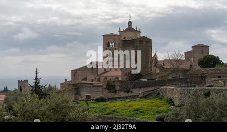 Trujillo, Spanien - 29. März 2022: Blick auf die historische steinerne Altstadt von Trujillo Stockfoto