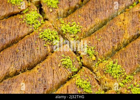 Pistazien-Kadayif-Dessert. Traditionelle türkische Küche Delikatessen. Nahaufnahme Kadayif Dessert. Lokaler Name sarma kadayif Stockfoto