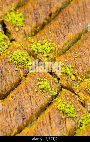 Pistazien-Kadayif-Dessert. Traditionelle türkische Küche Delikatessen. Nahaufnahme Kadayif Dessert. Lokaler Name sarma kadayif Stockfoto