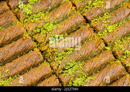 Pistazien-Kadayif-Dessert. Traditionelle türkische Küche Delikatessen. Nahaufnahme Kadayif Dessert. Lokaler Name sarma kadayif Stockfoto