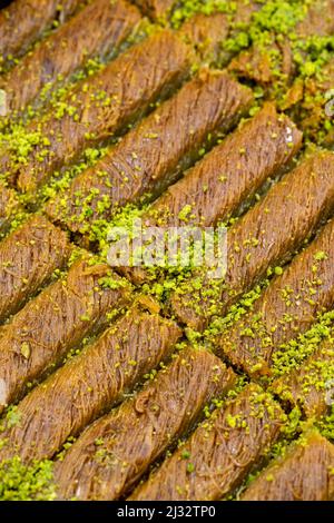 Pistazien-Kadayif-Dessert. Traditionelle türkische Küche Delikatessen. Nahaufnahme Kadayif Dessert. Lokaler Name sarma kadayif Stockfoto