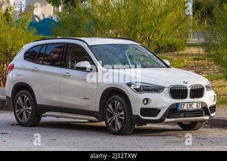 Side; Türkei – März 03 2022: Der weiße BMW X1 parkt an einem warmen Tag vor dem Hintergrund eines Parks auf der Straße Stockfoto