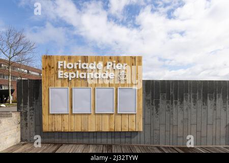 Almere, Niederlande - 3. April 2022: Schild Floriade Pier Esplanada Fähre zur Floriade Expo 2022 wachsende grüne Städte in Almere Amsterdam, Niederlande Stockfoto