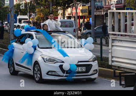 Side; Türkei – 24 2022. Januar: Ein wunderschön gekleideter türkischer Junge fährt am Tag der sunnet-Zeremonie (Beschneidung) in einem Auto Stockfoto