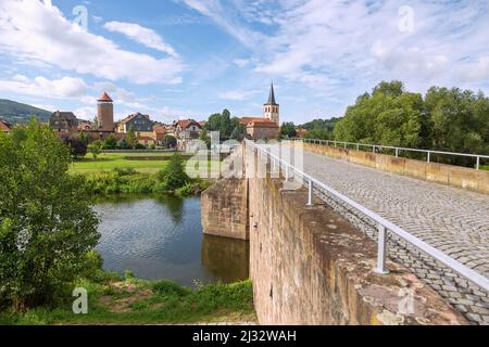 Vacha, Unity Bridge, Werra Bridge zwischen Hessen und Thüringen, Blick auf Schloss Wendelstein und die Stadtmauer Stockfoto