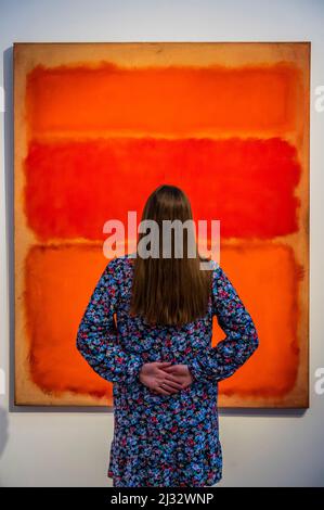 London, Großbritannien. 5. April 2022. Rothko, Untitled (Shades of Red), 1961, Schätzung: 60.000.000-80.000.000 Dollar - Highlights aus der Sammlung von Anne H. Bass bei Christie's, London. Es soll in New York während der Kunstverkäufe des 20.. Und 21.. Jahrhunderts im Mai verkauft werden. Kredit: Guy Bell/Alamy Live Nachrichten Stockfoto