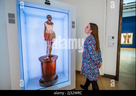London, Großbritannien. 5. April 2022. Eine visualisierung von edgar Degas (1834-1917) aus dem jahr 3D (die eigentliche Skulptur ist sehr fragil), Petite danseuse de quatorze ans, in Wachs ausgeführt um 1879-1881, in Bronze gegossen um 1927, 20.000.000-30.000.000 Dollar mit im Hintergrund GEORG BASELITZ, Spekulatius, gemalt 1965, Schätzung: 9.000.000-12.000.000 € - Highlights aus der Sammlung von Anne H. Bass bei Christie's, London. Es soll in New York während der Kunstverkäufe des 20.. Und 21.. Jahrhunderts im Mai verkauft werden. Kredit: Guy Bell/Alamy Live Nachrichten Stockfoto
