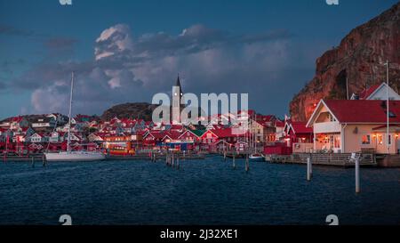 Skyline und Hafen von Fjällbacka bei Nacht, an der Westküste in Schweden Stockfoto