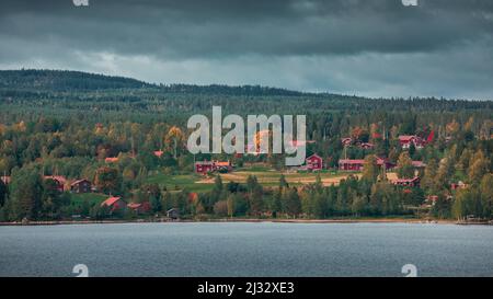 Rote schwedische Häuser am Siljan-See in Dalarna, Schweden Stockfoto