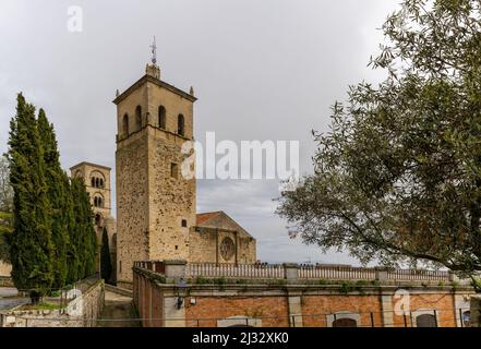 Trujillo, Spanien - 29. März 2022: Blick auf die historische steinerne Altstadt von Trujillo Stockfoto