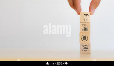 Customer Relationship Management (CRM)Konzept. Kundendienst und Kundenbeziehung. Hand setzen Holzwürfel mit CRM-Symbol stehen auf Kundenziel, Gebühr Stockfoto