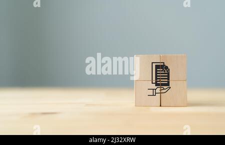 ISO-Zertifizierung und Normungskonzept. Zertifizierung, Qualitätsmanagement, Sicherheit für die Industrie. Holzwürfelblöcke mit Handstandar Stockfoto