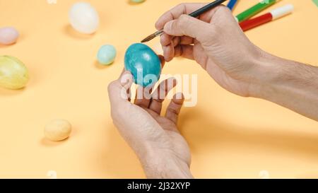 Handgemalte bunte ostereier auf gelbem Hintergrund Stockfoto