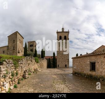 Trujillo, Spanien - 29. März 2022: Blick auf die historische steinerne Altstadt von Trujillo Stockfoto