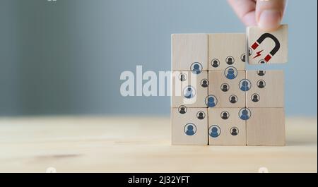 Konzept zur Gewinnung von Online-Kunden und zur Lead-Generierung. Digitales Inbound-Marketing, Kundenbindungsstrategie.Hand halten Holzwürfel mit dem Symbol groß Stockfoto