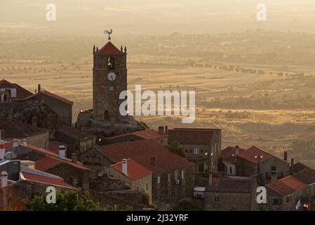 Das herrlich gelegene Dorf Monasanto liegt eingebettet in Granitfelsen hoch auf einem Bergrücken, Beira, Portugal. Stockfoto