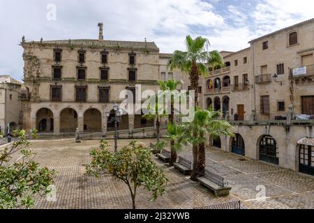 Trujillo, Spanien - 29. März 2022: Blick auf den Plaza Mayor in der historischen Altstadt Trujillo Stockfoto