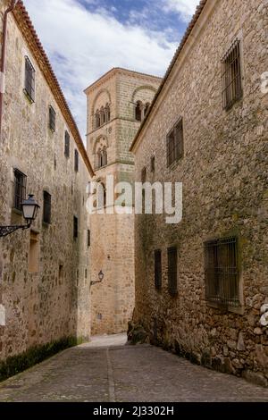 Trujillo, Spanien - 29. März 2022: Blick auf die historische steinerne Altstadt von Trujillo Stockfoto