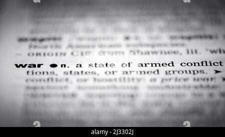 Selektiver Fokus auf die Zeile eines Wörterbuchs, das die Definition des Wortes 'war' im Englischen gibt Stockfoto