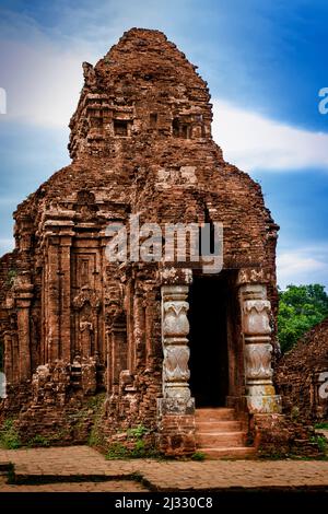 Treppenzugang zu einem Gebäude in My Son aus der Cham-Zivilisation. Stockfoto