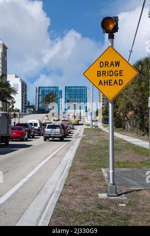 Ft. Lauderdale, Florida. Der Verkehr wartet, während die Zugbrücke des East Sunrise Boulevard auf ein Boot wartet, das am Intracoastal Waterway vorbeifährt. Stockfoto