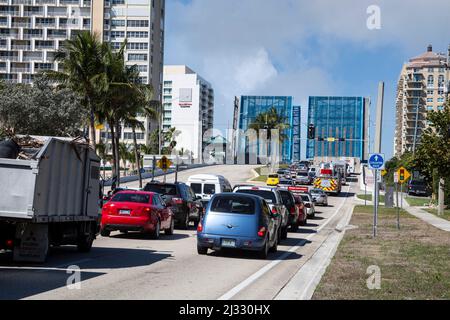 Ft. Lauderdale, Florida. Der Verkehr wartet, während die Zugbrücke des East Sunrise Boulevard auf ein Boot wartet, das am Intracoastal Waterway vorbeifährt. Stockfoto