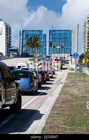 Ft. Lauderdale, Florida. Der Verkehr wartet, während die Zugbrücke des East Sunrise Boulevard auf ein Boot wartet, das am Intracoastal Waterway vorbeifährt. Stockfoto