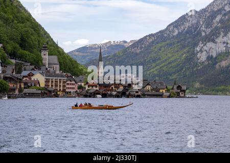 HALLSTATT, ÖSTERREICH - 18. MAI 2019: Dies ist ein Blick auf die berühmte Siedlung am See im Voralpenland. Stockfoto