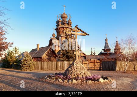 SWJATOGORSK, UKRAINE - 31. OKTOBER 2021: Dies ist die Zelle im traditionellen Stil des Swjatogorsk Lavra mit einer alten Holzkirche bei Sonnenuntergang. Stockfoto