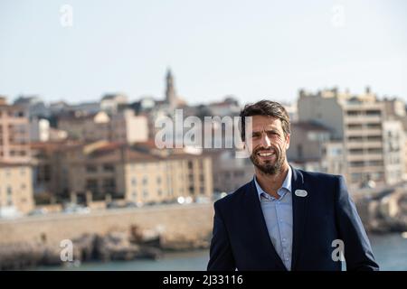 Marseille, Frankreich. 22. März 2022. Tony Estanguet bei seinem Besuch im Cercle des Nageurs de Marseille (CNM). Tony Estanguet, Mitglied des IOC (Internationales Olympisches Komitee) und des Organisationskomitees der Olympischen Spiele Paris 2024, besucht Marseille. Er traf die Athleten des Schwimmclubs Cercle des Nageurs de Marseille. Die Stadt Marseille wird einen wichtigen Teil der nautischen Veranstaltungen von Paris 2024 organisieren. (Bild: © Laurent Coust/SOPA Images via ZUMA Press Wire) Stockfoto