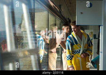 Marseille, Frankreich. 22. März 2022. Junge Athleten des Schwimmclubs von Marseille sind in der Spiegelung auf den Fenstern, die das Trainingspool umgeben, zu sehen. Tony Estanguet, Mitglied des IOC (Internationales Olympisches Komitee) und des Organisationskomitees der Olympischen Spiele Paris 2024, besucht Marseille. Er traf die Athleten des Schwimmclubs Cercle des Nageurs de Marseille. Die Stadt Marseille wird einen wichtigen Teil der nautischen Veranstaltungen von Paris 2024 organisieren. (Bild: © Laurent Coust/SOPA Images via ZUMA Press Wire) Stockfoto