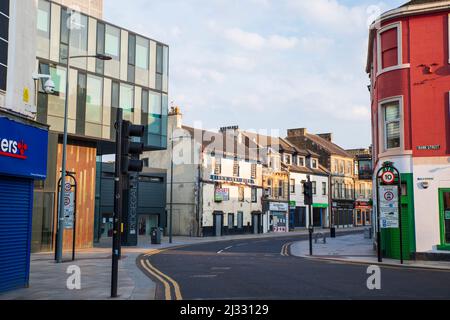 Ein Blick auf das Cross-Gebiet in der Stadt Irvine in North Ayrshire in Schottland. Das moderne Bridgegate House, das vom North Ayrshire Council genutzt wird, befindet sich auf der linken Seite. Stockfoto