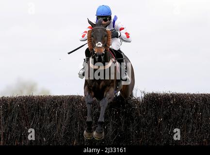 Aktenfoto vom 08-04-2021 des Clans des Obeaux unter Harry Cobden. Clan des Obeaux kann dazu beitragen, Paul Nicholls noch näher an den Titel eines Trainers aus dem Jahr 13. zu bringen, indem er am Eröffnungstag des Grand National Meetings in Aintree den Betway Bowl Chase, einen von vier Wettbewerben der ersten Klasse, bestreitet. Ausgabedatum: Dienstag, 5. April 2022. Stockfoto