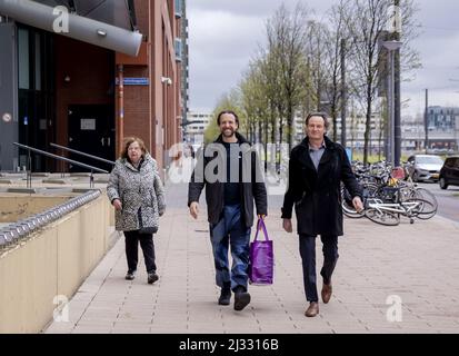 2022-04-05 14:30:04 ROTTERDAM - Willem Engel verlässt das Gericht, zusammen mit Jeroen Pols, dem Anwalt von Viruswaarheid, nachdem seine Klage aufgehoben wurde. Der Vorarbeiter von Viruswaarheid wurde am 3. April erneut verhaftet, nachdem verschiedene Medien ein Gespräch mit Engel im Studio des Café Weltschmerz veröffentlicht hatten. Engels Untersuchungshaft wurde unter der Bedingung ausgesetzt, dass er keine Aussagen in den sozialen Medien machen würde. ANP ROBIN VAN LONKHUIJSEN niederlande Out - belgien Out Stockfoto