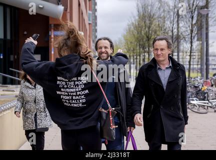 2022-04-05 14:30:05 ROTTERDAM - Willem Engel wird von seiner Freundin Dorien Rose begrüßt, als er zusammen mit Jeroen Pols, dem Anwalt von Viruswaarheid, das Gericht verlässt, nachdem seine Klage aufgehoben wurde. Der Vorarbeiter von Viruswaarheid wurde am 3. April erneut verhaftet, nachdem verschiedene Medien ein Gespräch mit Engel im Studio des Café Weltschmerz veröffentlicht hatten. Engels Untersuchungshaft wurde unter der Bedingung ausgesetzt, dass er keine Aussagen in den sozialen Medien machen würde. ANP ROBIN VAN LONKHUIJSEN niederlande Out - belgien Out Stockfoto