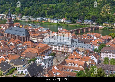 Heidelberg, Altstadt mit Kornmarkt, Heiliggeistkirche und Alte Brücke über den Neckar vom Bahnhof Molkenkur Stockfoto