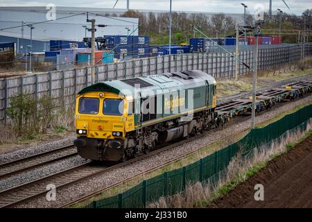 Freightliner Class 66 - 66594 'NYK Spirit of Kyoto', Richtung Norden mit einem Leergutzug, vorbei an DIRFT North Stockfoto