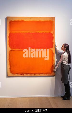 LONDON, GROSSBRITANNIEN. 5 April, 2022 . MARK ROTHKO ohne Titel (Shades of Red) Öl auf Leinwand 1961 Schätzung: 60.000.000-80.000.000 Dollar. Highlights wie Meisterwerke von Monet, Rothko und Degas aus der Sammlung Anne H. Bass bei Christies in London. Der Verkauf der Sammlung wird während der Festzeltwoche von Christie im Jahr 20. und im Jahr 21. stattfinden. Kredit: amer ghazzal/Alamy Live Nachrichten Stockfoto