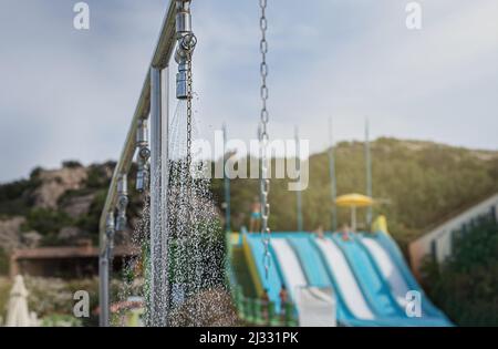 Wasserspritzer aus einer öffentlichen Dusche im Freien in einem Wasserpark Stockfoto