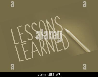 Lessons Learned Text in Gelb auf Schwarz und Bleistift dazu. Bildung oder Risikomanagement im Geschäftskonzept. Stockfoto