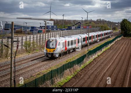 GB Railfreight Crewed Greater Anglia EMU Passing DIRFT Stockfoto